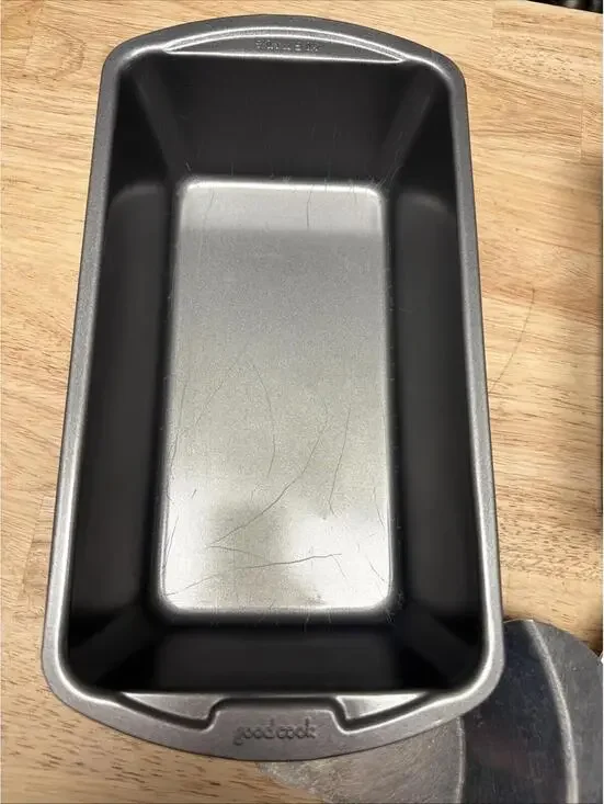 Baking Pans 3 Loaf Pans A Bake And Lift Pie Server & 2 Small 5” Pie Pans - Picture 3 of 15